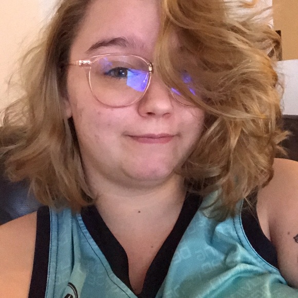 Meet your Posher, Beth - Picture 2 of 3